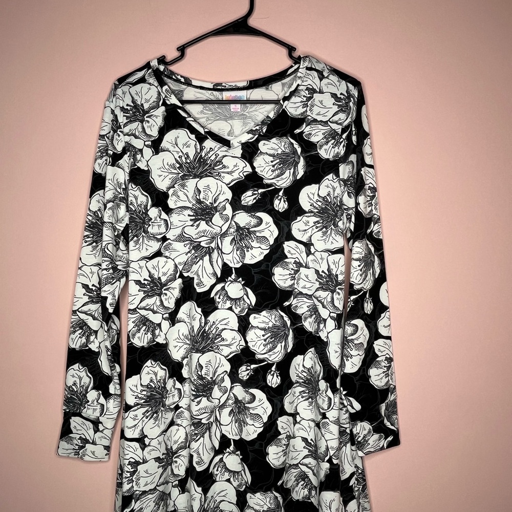 NWT LulaRoe Elizabeth Black and White Floral Shirt
